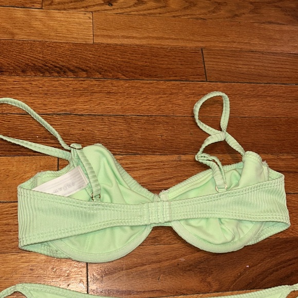 Green bikini - Picture 3 of 5